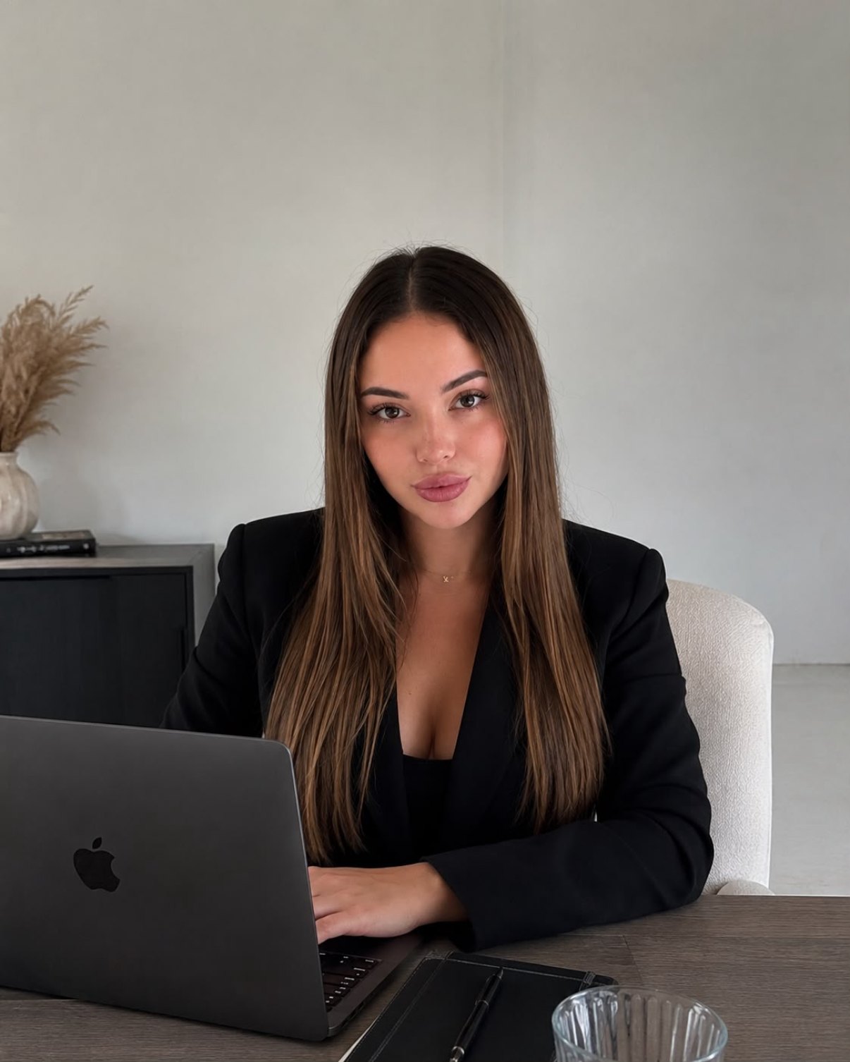 Mitarbeiterin aus dem Back Office am Laptop an ihrem Arbeitsplatz